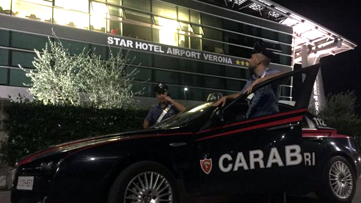 33enne di Monza sceso dall’aereo a Verona devasta un hotel nudo e sporco di sangue