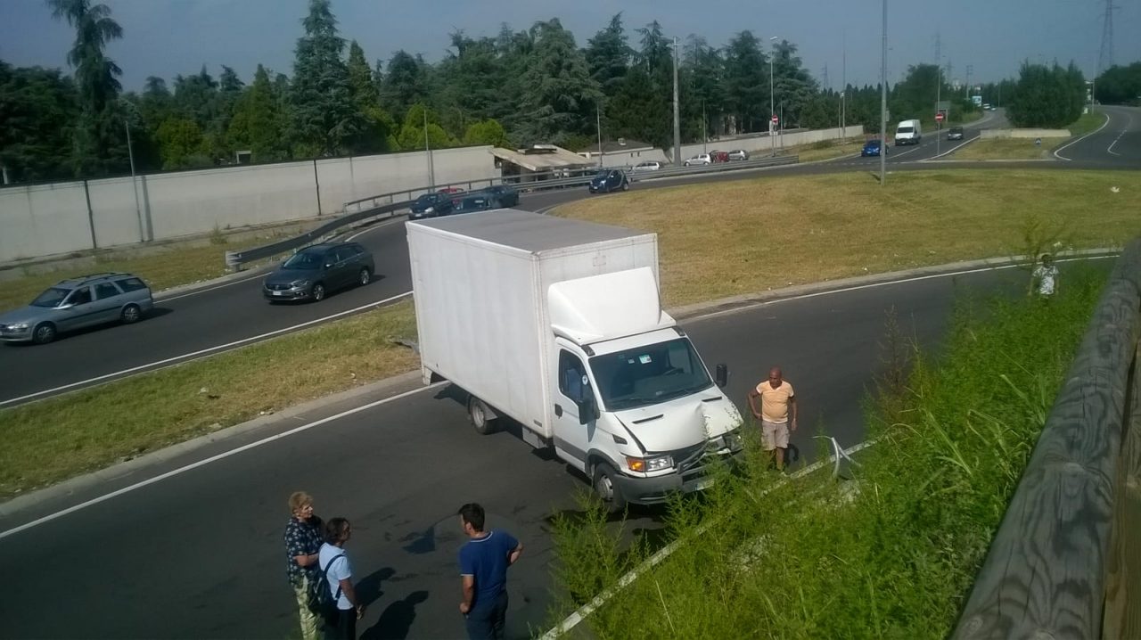 Furgone sbanda e blocca viale delle Industrie