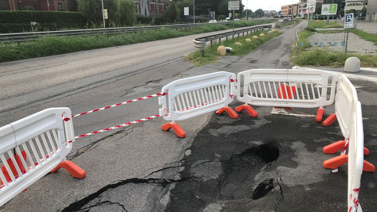 Si apre voragine in viale Elvezia a Monza FOTO