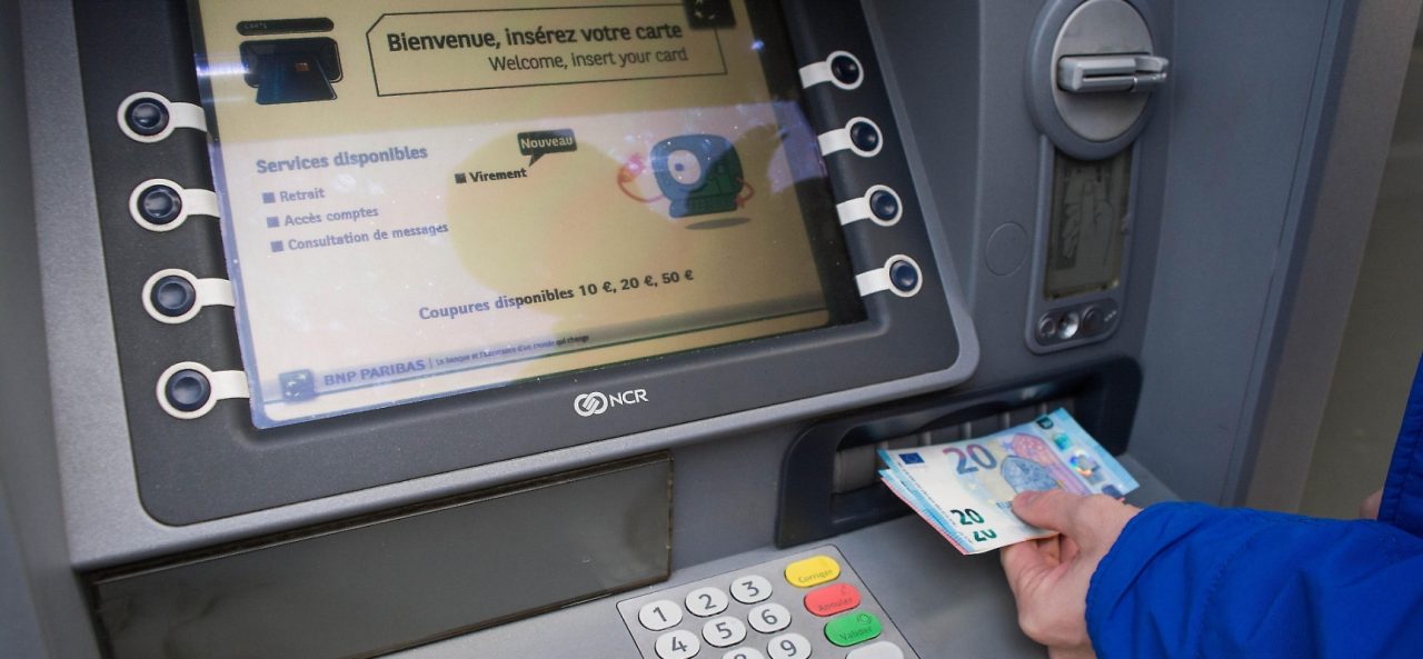 Rapinata dopo aver prelevato al bancomat