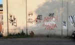 Bestemmia sul muro con la vernice spray alla stazione di Seregno