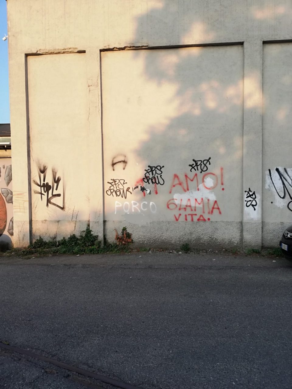 Bestemmia sul muro con la vernice spray alla stazione di Seregno