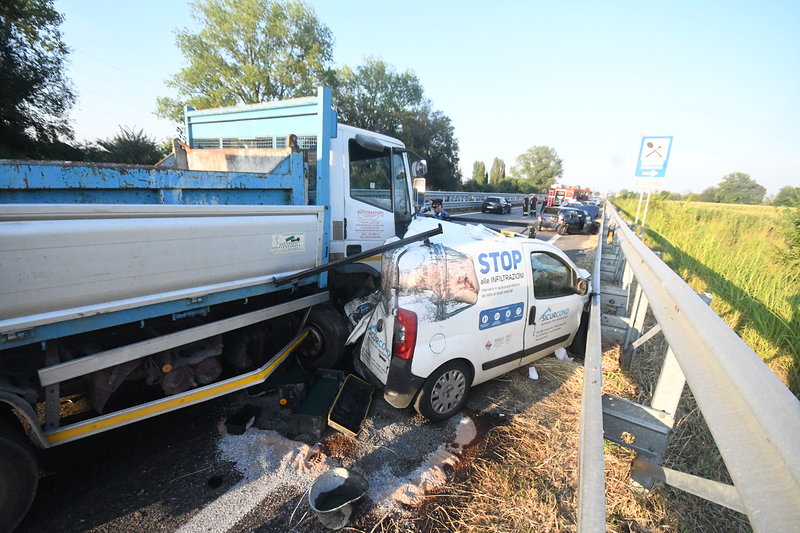 Travolto dal Tir, morto anche il secondo 19enne investito