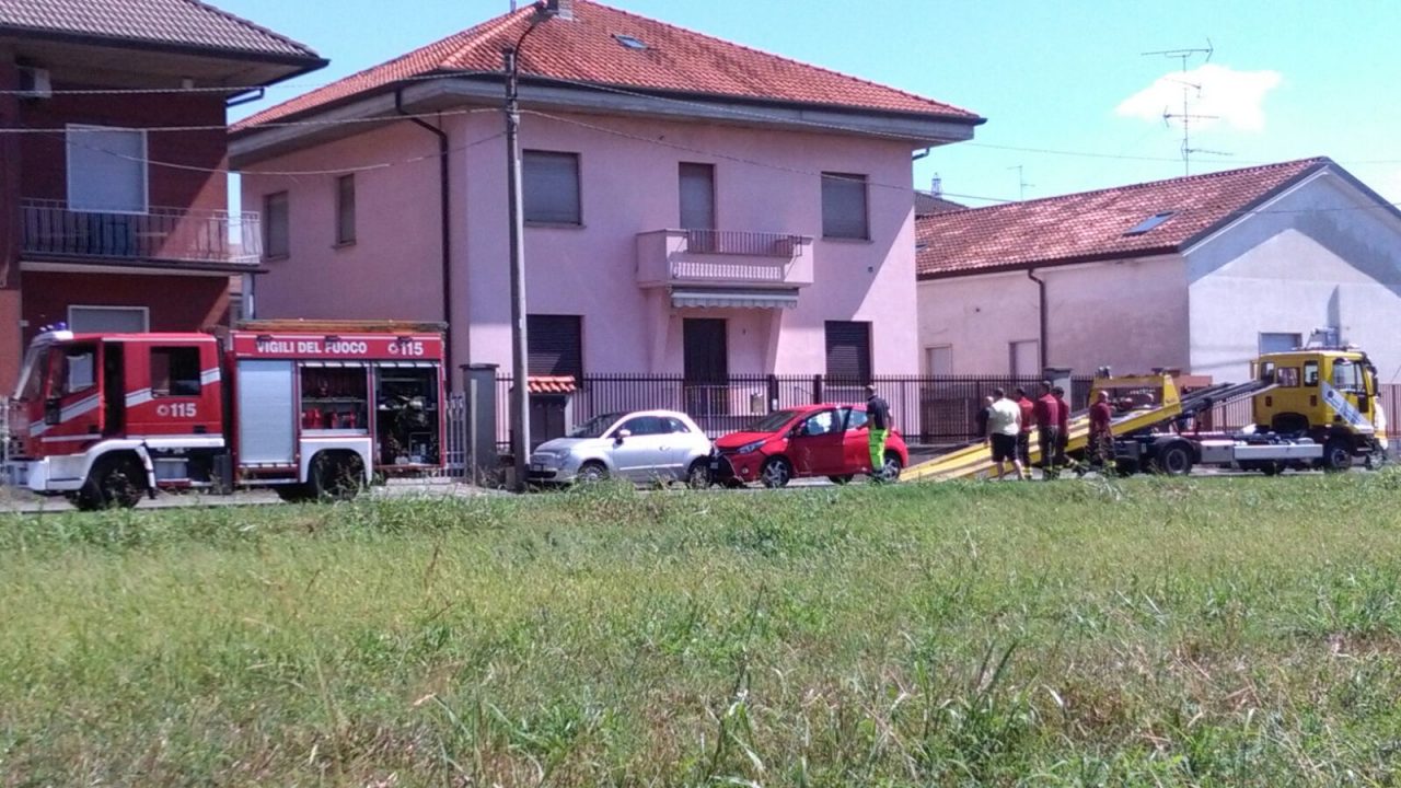Auto si schianta contro un altro veicolo parcheggiato, Carabinieri e pompieri al Molinello