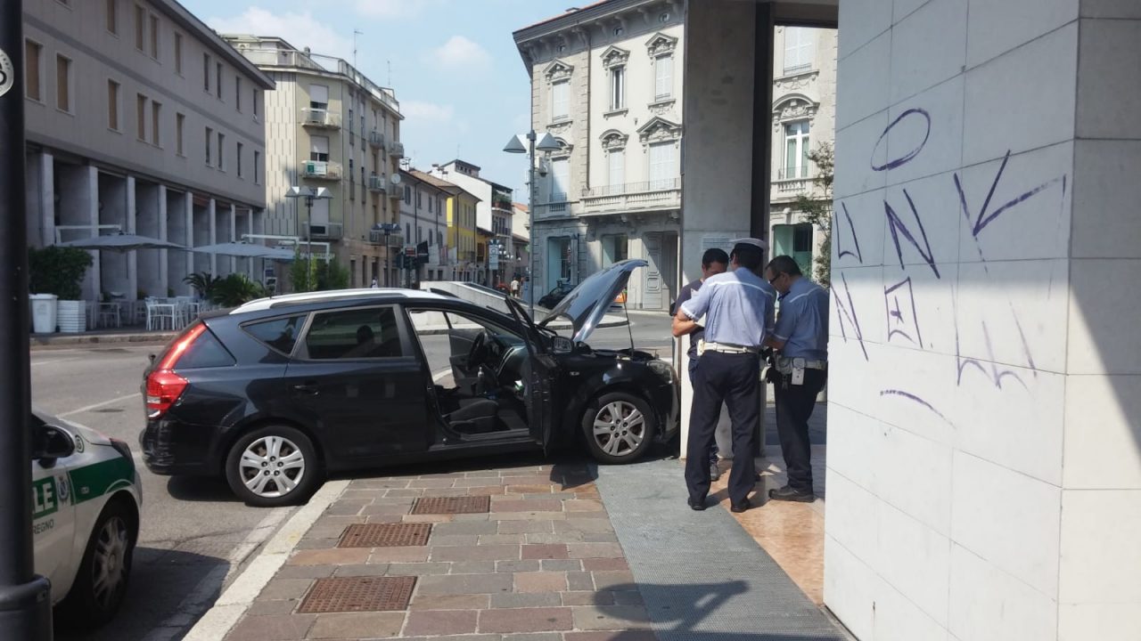 Malore in auto, si schianta in piazza Roma