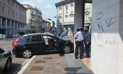 Malore in auto, si schianta in piazza Roma