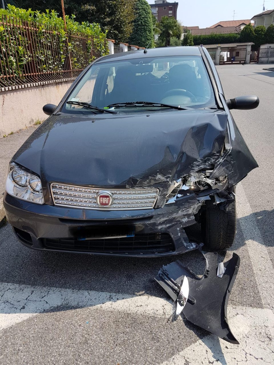 Ubriaco e senza patente si schianta contro un muro