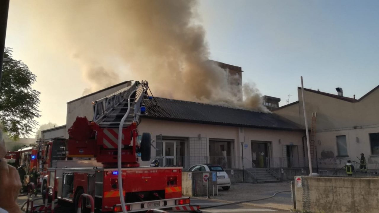 Incendio a Seregno, capannone in fiamme VIDEO E GALLERY