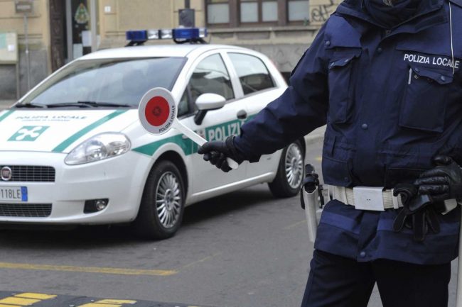 Bimbi abbandonati in auto: i genitori ora la rischiano denuncia