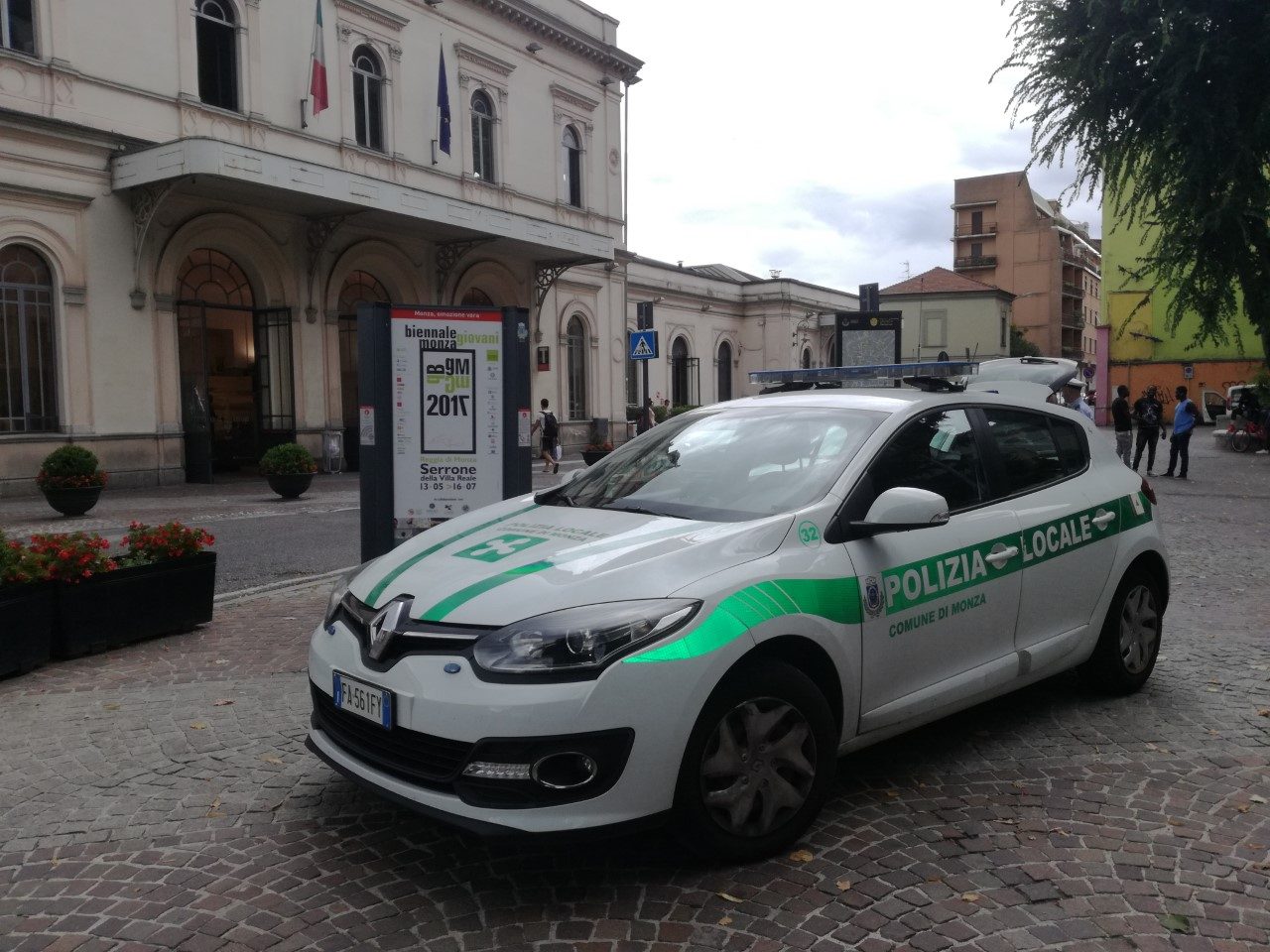 Insulti e sputi agli agenti in stazione: arrestato un 42enne