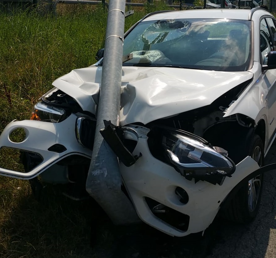 Colpo di sonno al volante, auto si schianta contro un palo