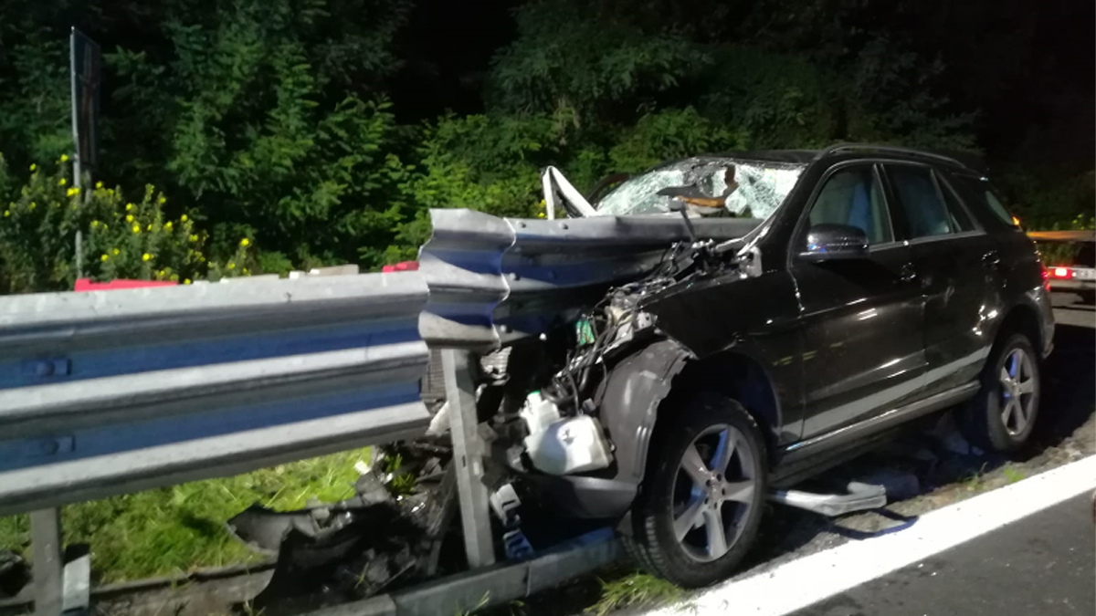 Si schianta contro guard rail sulla Valassina, 53enne miracolato