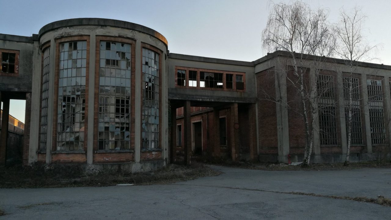 Tonnellate di rifiuti nei capannoni della ex area Snia di Varedo