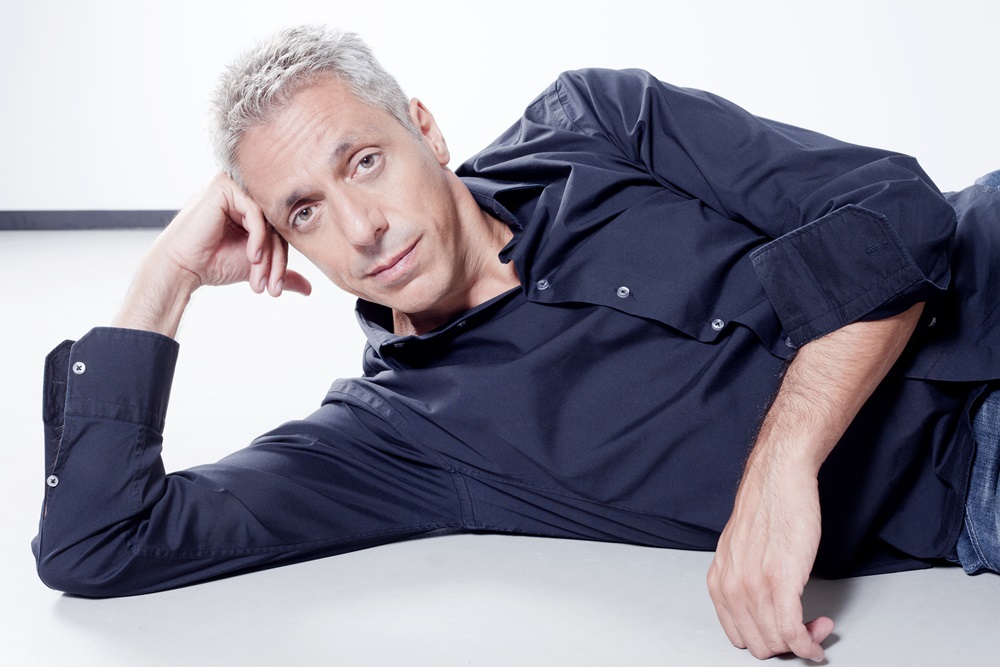 “Ridendo di petto”: divertimento e solidarietà con Max Pisu