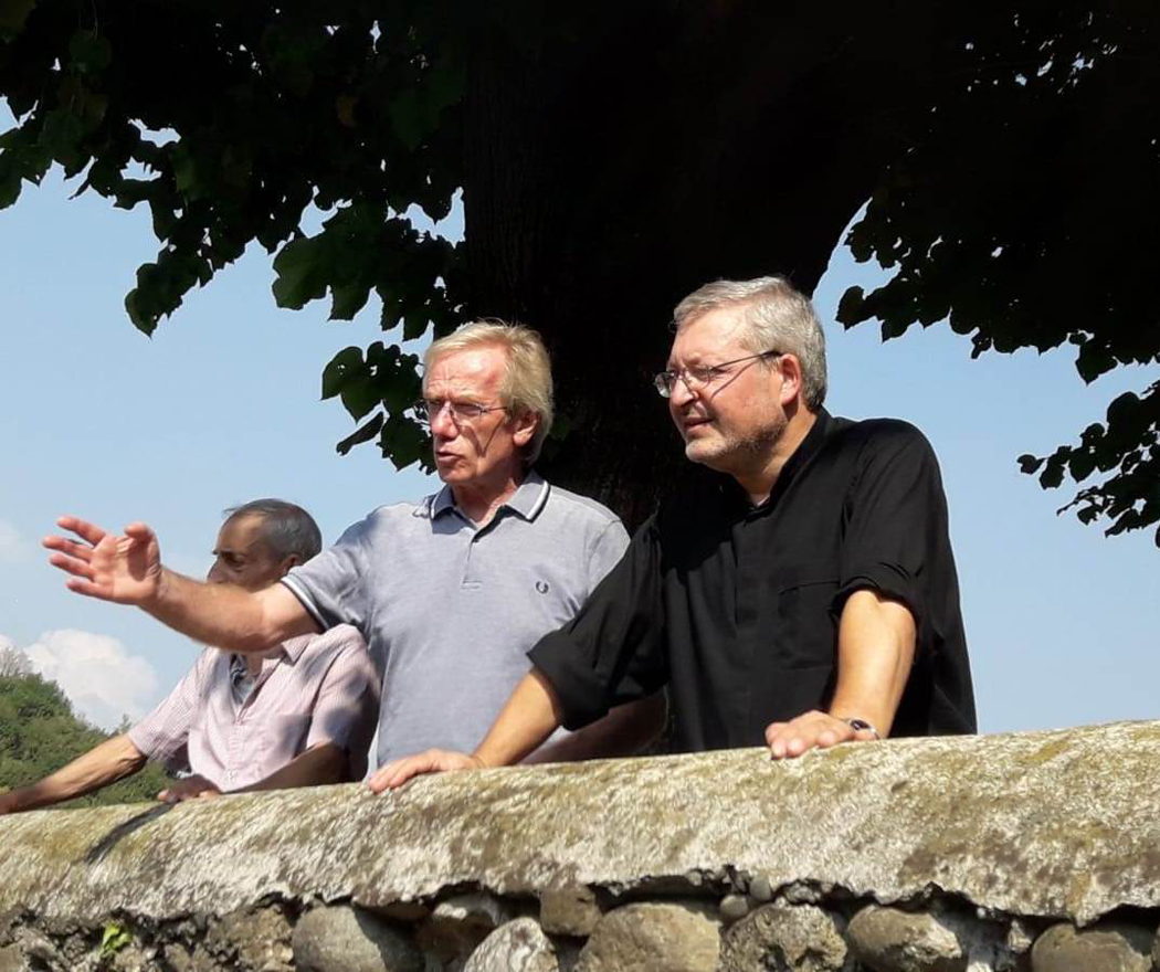 Don Eugenio Boriotti a spasso per la Rocchetta