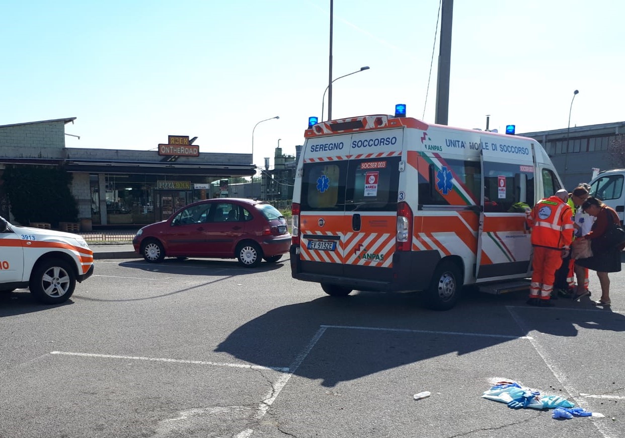 Cade dalla bici e batte la testa, paura per una 65enne