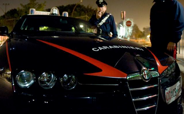 Migranti disperati si infilano sul rimorchio di un tir ma finiscono nel posto sbagliato