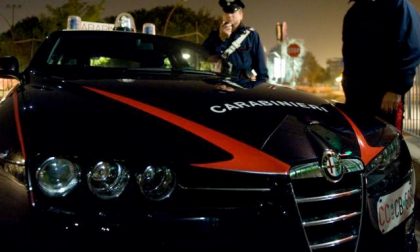 Picchia e minaccia la compagna con la pistola: partono due colpi
