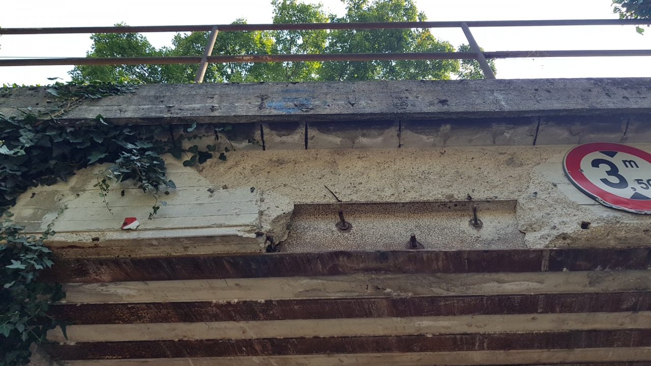 Questo ponte sta perdendo i pezzi