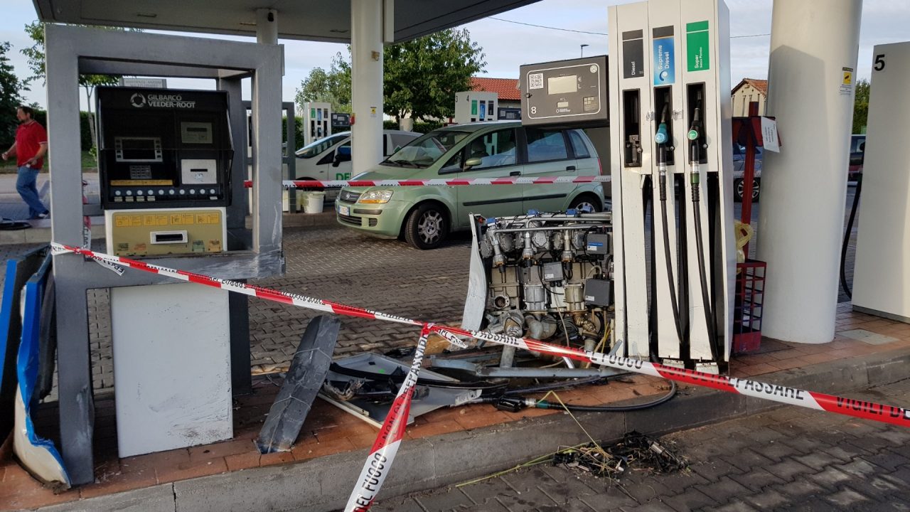 Si schianta contro la pompa di benzina e abbandona l’auto FOTO