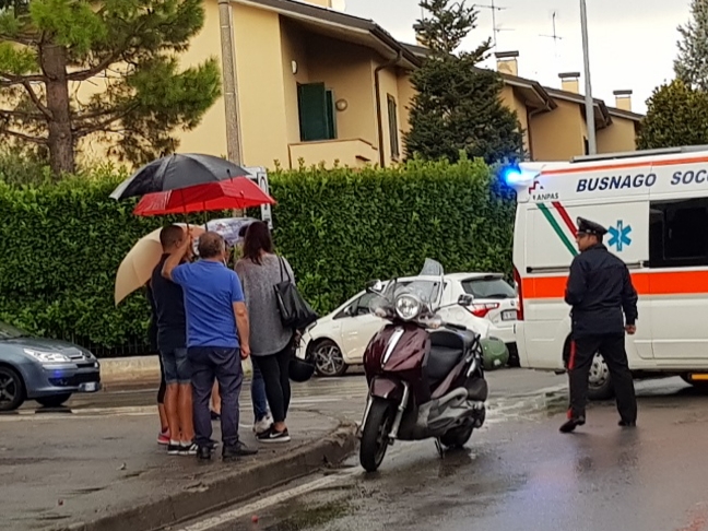 Auto contro motorino, paura in via Baracca a Villasanta