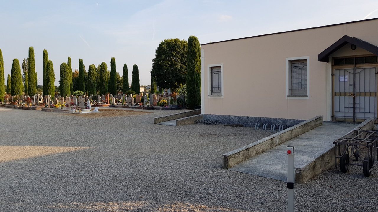 Ladri al cimitero di Arcore rubato un decespugliatore
