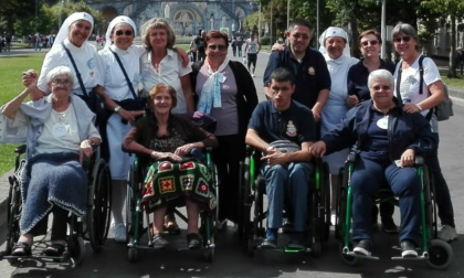 Volontari a Lourdes con l'Arcivescovo Delpini