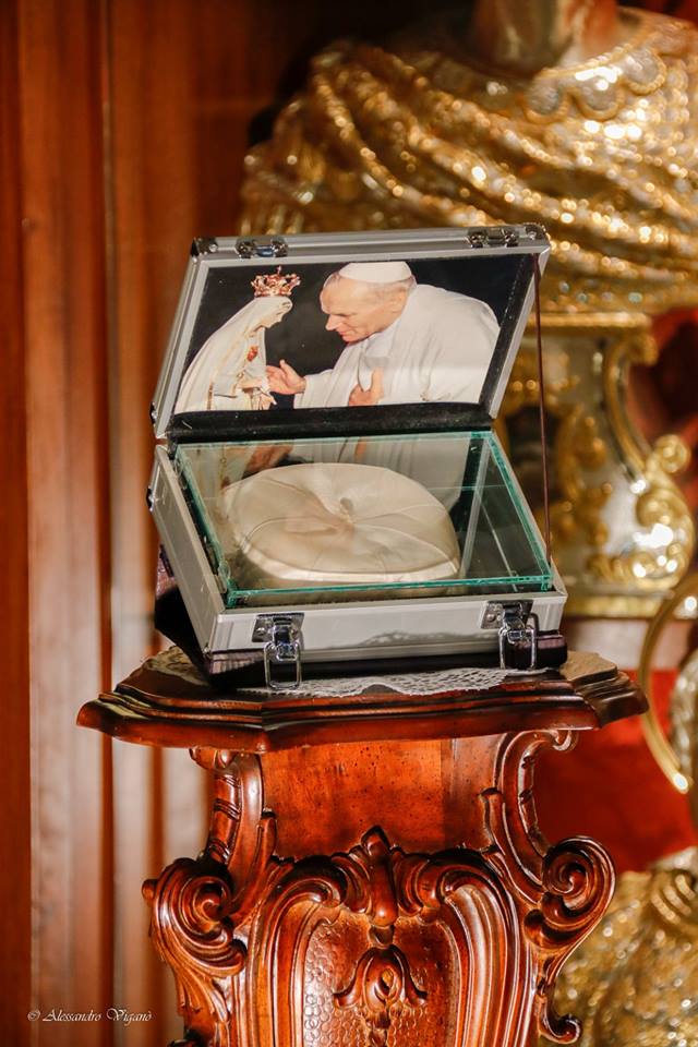 Le reliquie di San Giovanni Paolo II a Giussano, da ieri sera