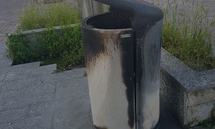 Vandali nella notte: bruciato bidone per i rifiuti, altri quattro distrutti