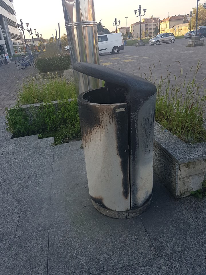 Vandali nella notte: bruciato bidone per i rifiuti, altri quattro distrutti
