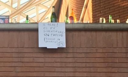 Alcol e giovani in piazza Marconi, spunta un cartello