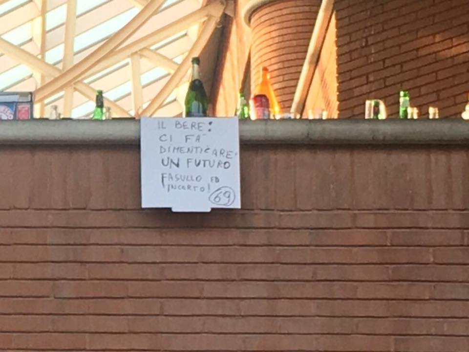 Alcol e giovani in piazza Marconi, spunta un cartello