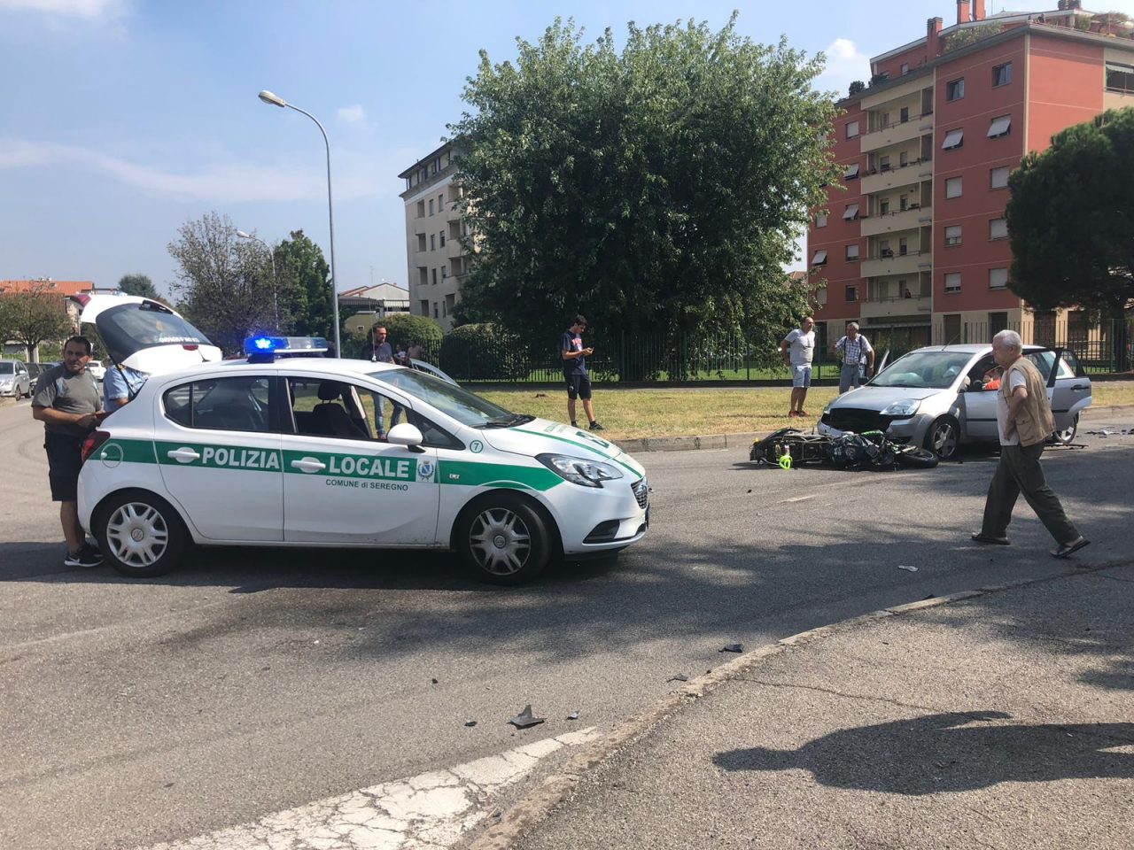 Scontro auto moto a Seregno, centauro in ospedale FOTO