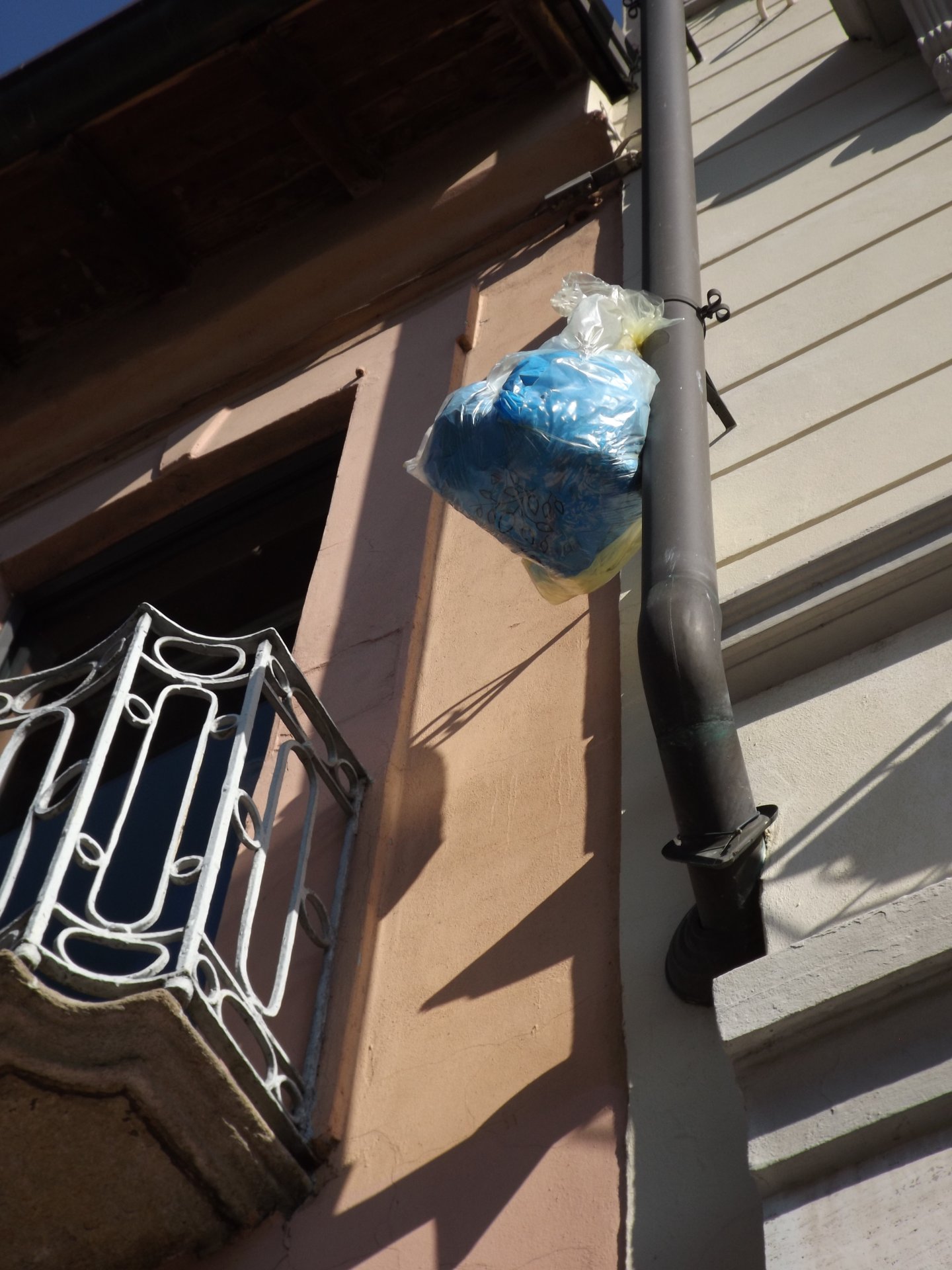 Sacchetto rifiuti appeso in via Vittorio Emanuele