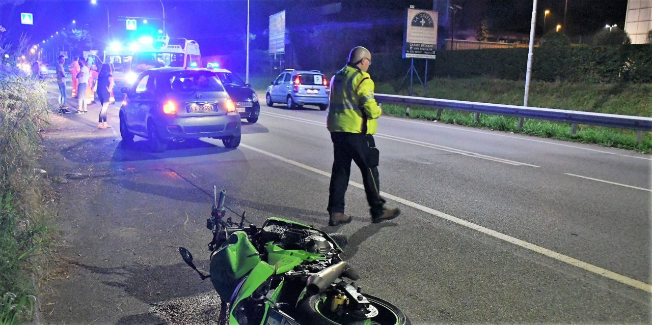 Schianto nella notte, gravissimo motociclista GALLERY E VIDEO