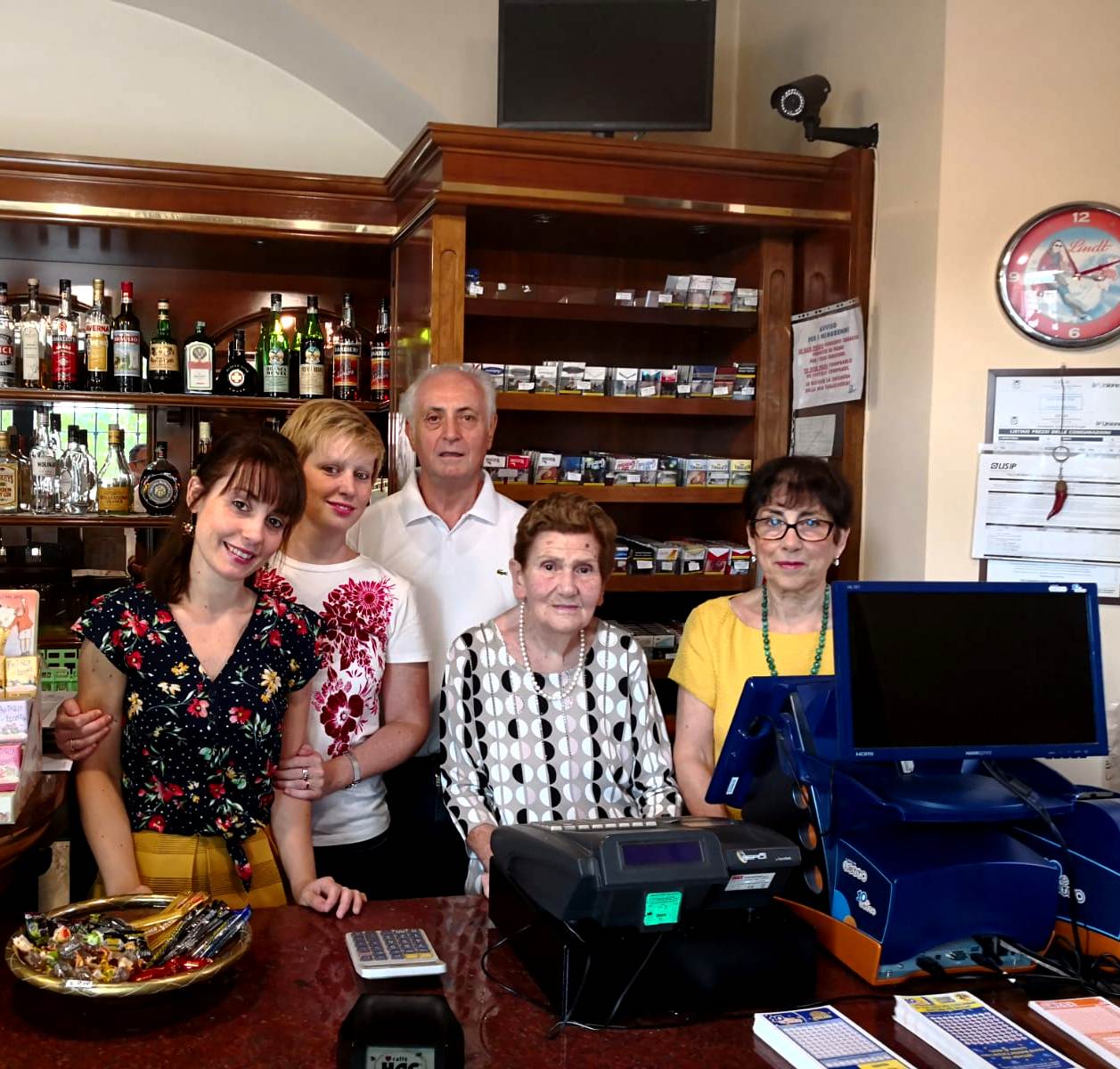 Agliate, dopo sessant’anni chiude il “bar della pesa”