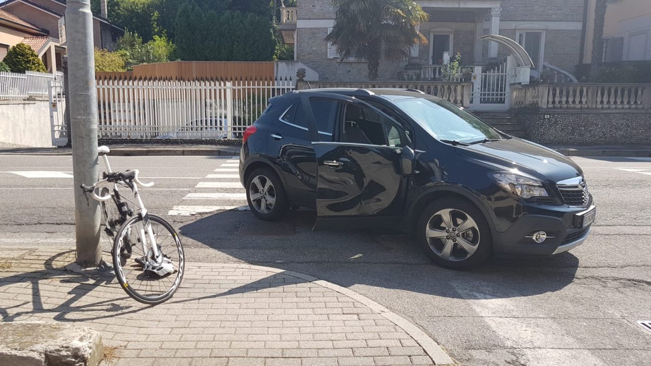 Lesmo: bici contro auto, ciclista ricoverato in ospedale