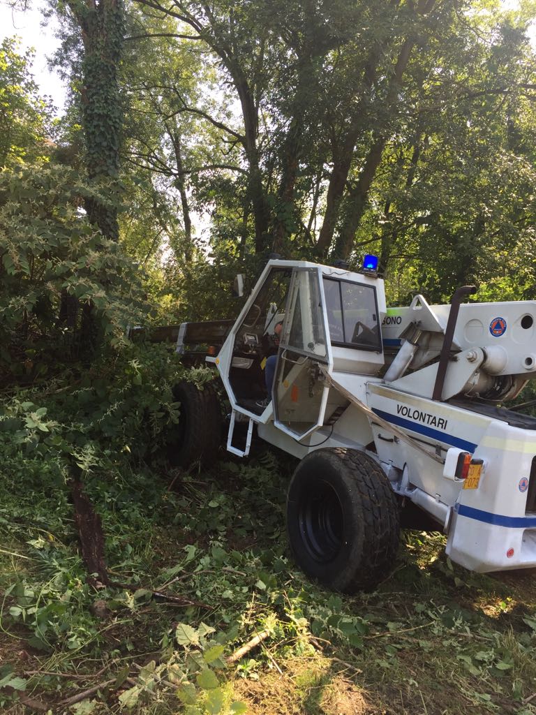 Rimossi grossi tronchi incagliati nel Lambro (FOTO E VIDEO)