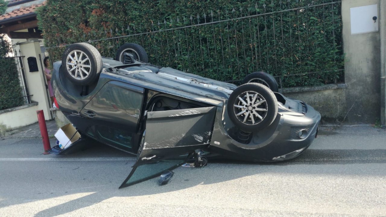 Si ribalta con la sua auto, paura tra Arcore e Lesmo
