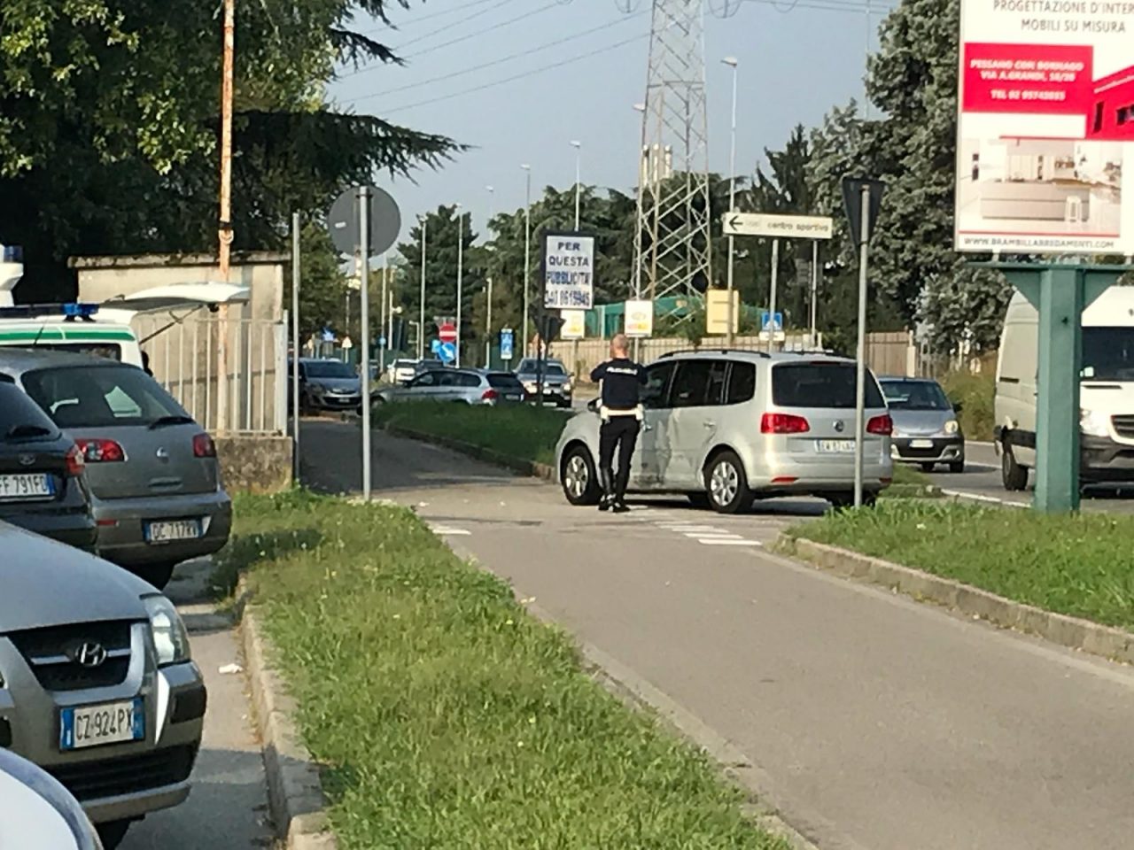 Ciclista investito, attimi di paura a Caponago