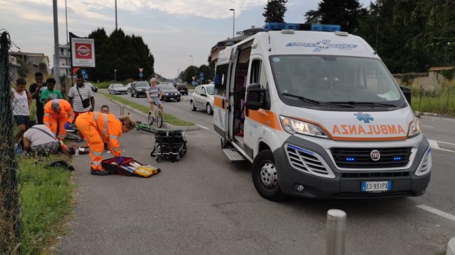 Giovane ciclista rovina al suolo a Giussano . Il ragazzo è stato soccorso a Paina, lungo viale Lario.