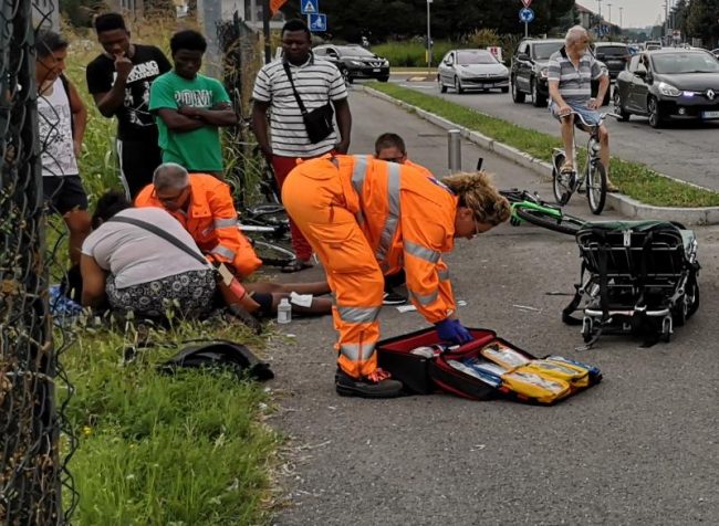 Giovane ciclista rovina al suolo a Giussano . Il ragazzo è stato soccorso a Paina, lungo viale Lario.