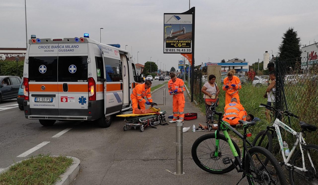 Giovane ciclista rovina al suolo a Giussano FOTO