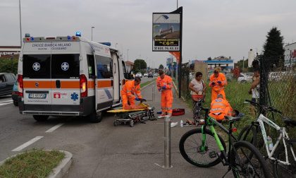 Giovane ciclista rovina al suolo a Giussano FOTO