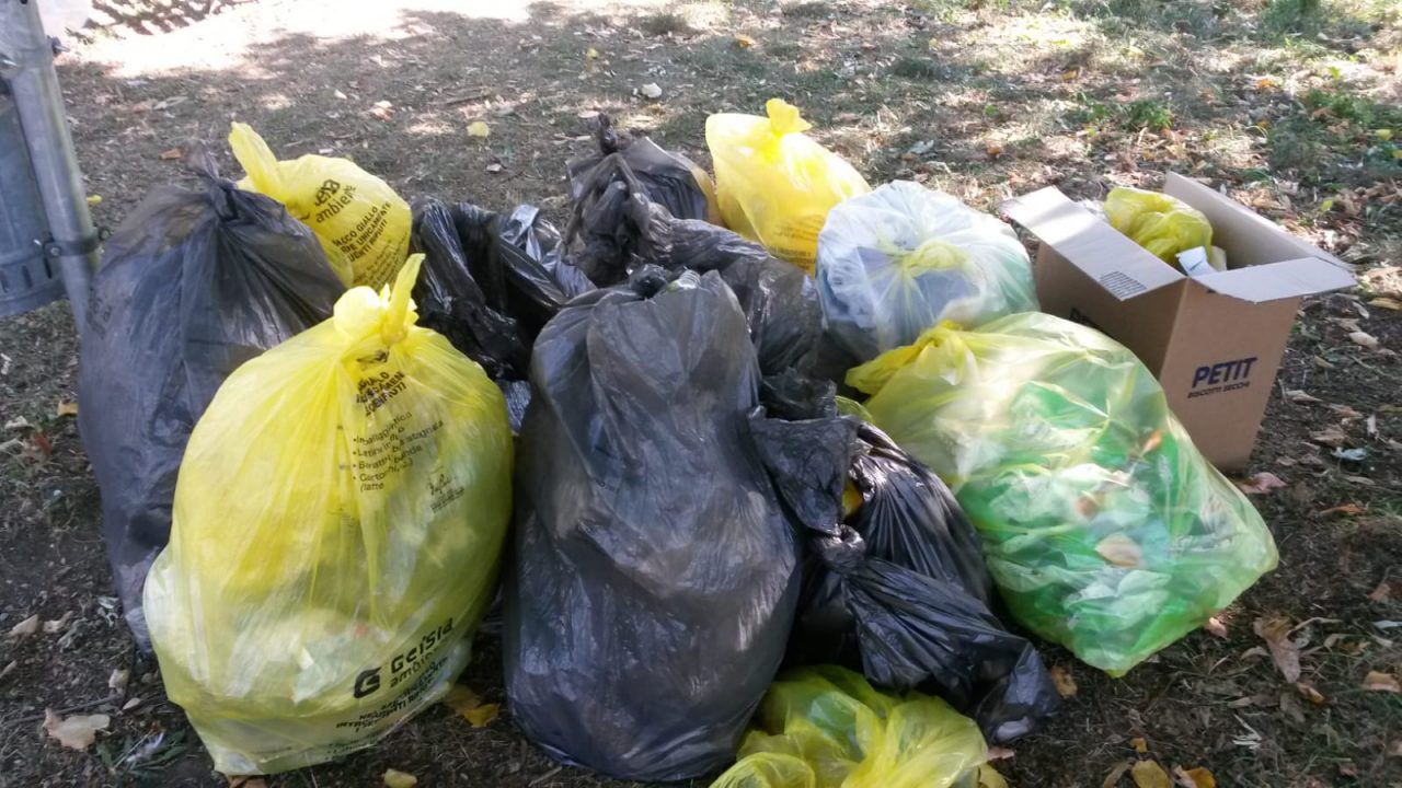 Verano, sanzioni a chi non usa il sacco blu