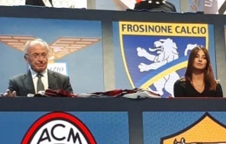 La bella Martina conquista anche gli amanti del calcio