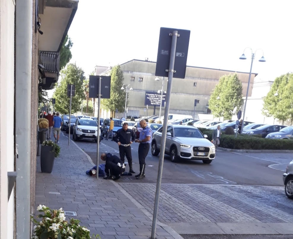 Ubriaco fradicio in strada, soccorso un 48enne
