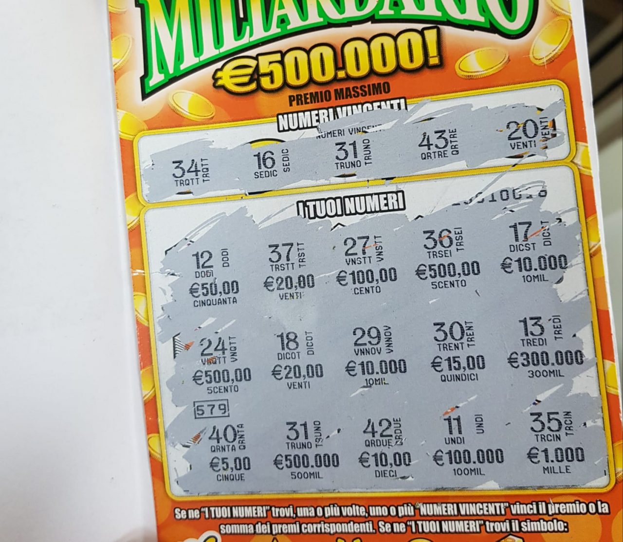 Baciato dalla fortuna, gratta e vince 500mila euro
