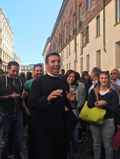 Don Luca Longoni dopo la cerimonia in Duomo