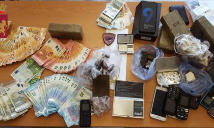 Hashish, cocaina e contanti: scoperto il deposito degli spacciatori della stazione